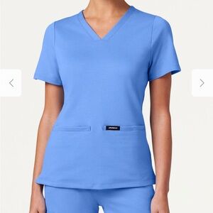 Cesi 2 pocket slim scrub top in ceil